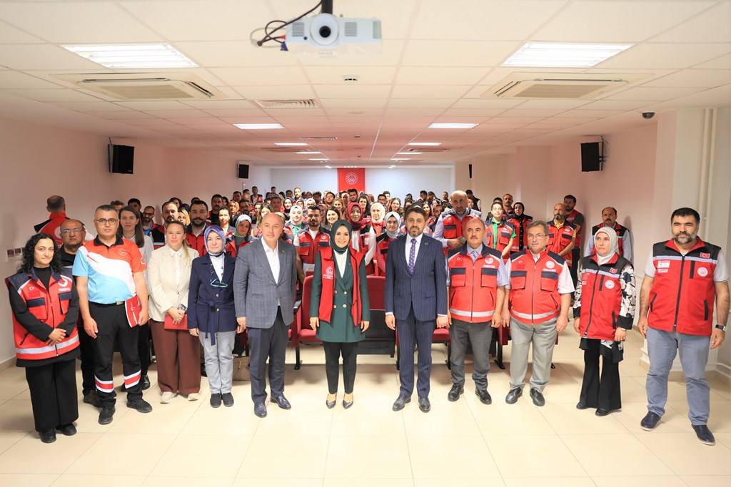 Aile ve Sosyal Hizmetler Bakanımız Mahinur Özdemir Göktaş, “Sahadaki 4 bin 794 Aile Sosyal Destek Programı (ASDEP) personelimiz bugüne kadar 6,7 milyon haneyi ziyaret etti. ASDEP ekiplerimiz ile 11,1 milyon vatandaşımıza ulaşarak ihtiyaç duyduğu hizmete ilişkin rehberlik ve yönlendirme hizmeti sunduk.” dedi Bakan Mahinur Özdemir Göktaş, yaptıkları her hizmetin odağında ailenin bulunduğunu vurgulayarak, bütün çalışmaların merkezinde ailenin mutlu, müreffeh, birbirini destekleyen, kollayan yapısının korunmasını temel aldıklarını ifade etti. Göktaş, “Engellimizi, çocuğumuzu, yaşlılarımızı mümkünse kendi aile ortamında desteklemekten başlıyoruz. Mümkün değilse eğer diğer sosyal hizmet modellerimiz bunu takip ediyor. Bu kapsamda vatandaşlarımızın kamu hizmetlerinden etkin bir şekilde faydalanabilmeleri için arz odaklı sürdürdüğümüz Aile ve Sosyal Destek Programı (ASDEP) ile 2017 yılından bu yana aile ve bireylerin sosyal yardım ve sosyal hizmetlere olan ihtiyaçlarını tespit ederek, yapılan incelemeler sonucu bakanlığımızın uygun olan hizmet modellerini uyguluyoruz.” ifadelerini kullandı. 6,7 milyon haneye ziyaret ASDEP ile ihtiyaç sahibi tüm hanelere ulaşarak hayat koşullarını iyileştirmeyi hedeflediklerini belirten Göktaş, “Kırmızı Yelekliler” olarak tanınan görevlilerin afet ve acil durumlarda da sıfırıncı dakikadan itibaren vatandaşa destek için sahada olduğunu hatırlattı. Göktaş, şunları kaydetti: “ASDEP ile hane ziyaretlerinde vatandaşlarımızın sosyal yardım ve sosyal hizmet ihtiyaçlarını yerinde tespit ediyoruz. Sahadaki 4 bin 794 ASDEP personelimiz bugüne kadar 6,7 milyon haneyi ziyaret etti. ASDEP ekiplerimiz ile 11,1 milyon vatandaşımıza ulaşarak ihtiyaç duyduğu hizmete ilişkin rehberlik ve yönlendirme hizmeti sunduk.” “Diğer kamu kurum ve kuruluşları ile koordineli çalışıyoruz” Vatandaşların ihtiyaç duyduğu hizmetlere erişimini artırmak için diğer kamu kurum ve kuruluşları ile koordineli çalıştıklarını vurgulayan Bakan Göktaş, “Alan taraması yapan ASDEP ekiplerimiz hane ziyaretleri ile vatandaşlara ihtiyaç duydukları hizmet ve konulara ilişkin bilgilendirme, rehberlik ve yönlendirme hizmeti sunuyor. ASDEP ekiplerimizce tespit edilen durumlar bakanlığımızın görev alanındaysa vatandaşlarımızın sosyal hizmet modellerinden faydalanması sağlanıyor. Bakanlığın görev alanı dışındaki durumlarda ise vatandaşlar ilgili kamu kurumlarına yönlendiriliyor. Bugüne kadar 334.732 talep ilgili kuruluşlara yönlendirildi.” dedi.