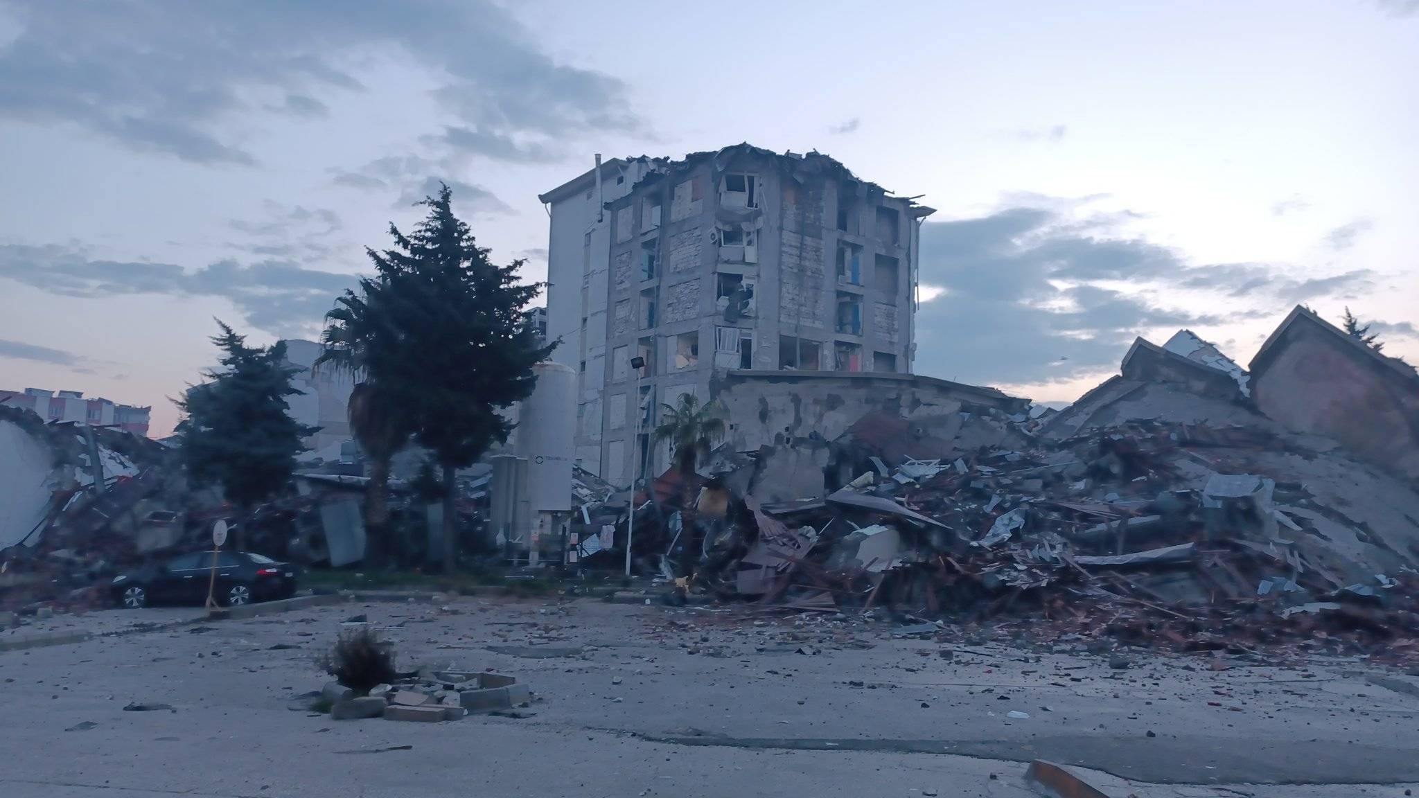 JAPON DEPREM UZMANI MORİWAKİ TÜRKİYE’DEKİ DEPREM RİSKİ TAŞIYAN İLLERİ TEK TEK AÇIKLADI! MORİWAKİ TARİH VERİP UYARDI: ‘’İSTANBUL, İZMİR VE DOĞU ANADOLU’YA DİKKAT!!’’ Elazığ ve Erzincan’da deprem seminerleri veren Japon deprem uzmanı Yüksek İnşaat Mühendisi Yoshinori Moriwaki, Türkiye'deki fay hatlarının doğudan batıya doğru harekete geçtiğini belirterek deprem riski bulunan illeri tek tek sıraladı. Japon deprem Uzmanı Özellikle Doğu Anadolu ve Marmara Bölgesine dikkat çekerek kritik uyarılarda bulundu. Elazığ’da, KYK Yapı Kimyasalları’nın “Yeniden Hep Beraber Ayağa Kalkıyoruz” sloganıyla hayata geçirilen projesi kapsamında “Kaşif” adı verilen mobil eğitim tırı ile gelen Japon yüksek inşaat mühendisi, mimar ve deprem uzmanı Yoshinori Moriwaki, yapı güçlendirmesi ve depreme ilişkin seminer verdi. Moriwaki, seminerin ardından gazetecilere yaptığı açıklamada, Türkiye’nin her yerinde deprem olabileceğini, bu nedenle hazırlıklı olunması gerektiğini söyledi. Erzincan'daki etkinliğe katılmak için kentten ayrılmadan önce gazetecilere açıklama yapan Moriwaki, Doğu Anadolu Fay Hattı'nın uzun bir aradan sonra 24 Ocak 2020'de 6,8 büyüklüğündeki Elazığ depremi ve 6 Şubat'ta 7,7 ve 7,6 büyüklüğündeki Kahramanmaraş depremleri ile yeniden kırıldığını, bu kırılmanın fay hattının stres biriktiren bölgelerinde devam edeceğini söyledi.. Bu depremlerin ardından 20 Şubat'ta Hatay'ın Defne ilçesinde 6,4 ve birkaç dakika arayla Samandağ ilçesinde 5,8 büyüklüğünde deprem meydana geldiğini anımsatan Moriwaki, Hatay'dan sonra nerede kırılma olabilir dersek denizde ve Kıbrıs tarafında olabilir. diye konuştu. Doğu Anadolu’ya Dikkat! Doğu Anadolu Fay Hattı'nda yine Bingöl ve Karlıova, Bitlis, Muş ve Van tarafında bir deprem olabileceğinin tahmin edildiğini aktaran Moriwaki, şöyle devam etti: Dün Tunceli'de ve birkaç gün önce Malatya'da sarsıntı oldu ama bunlar için artçı depremler diyebiliriz. Artçı depremler 2 sene devam edebilir. Tabii bu artçılar en çok 4-5 büyüklüğünde, ara ara 3 büyüklüğünde olabilir. Bunun için artık şaşırmamak lazım, bunlar normal ama ilerisi için Karlıova, Bingöl, Van, Muş, Bitlis dahil buralara dikkat etmek lazım. Ancak Türkiye'nin her yerinde deprem olabilir. Zaten Türkiye deprem haritasında kırmızı, yani riskli bölgede yer alıyor, Japonya da aynı şekilde. Onun için şimdi ne zaman olacak, nerede olacak değil, her zaman olabileceği için hazırlıklı olmak lazım. Depreme hazırlıklı olursak hasar yüzde 70 ortadan kaldırılabilir. Bunun için şimdiden hazır olmak lazım. Türkiye'yi genel olarak düşünürsek Marmara Bölgesi ve İzmir'de deprem olabilir diye söyleyebilirim. Kentsel Dönüşüme Destek Olunmalı! Moriwaki, binaların depreme dayanıklılığı noktasında zemin seçiminin çok önemli olduğunu vurgulayarak, özellikle kentsel dönüşüme destek olunması, bunun hep birlikte yapılması gerektiğini kaydetti. Özellikle yumuşak zeminlerde sıvılaşma olduğuna dikkati çeken Moriwaki, Ova bölgeler aynı şekilde. Hatay'da ve Kahramanmaraş'ta ova tarafında çok hasar oldu. İstanbul'un riskli bölge olduğunu söylüyoruz. İstanbul'da acil olarak kentsel dönüşümü tamamlamak lazım. ifadesini kullandı. Şehir şehir gezerek inşaat sektörü paydaşlarına yönelik seminerler verdiğine işaret eden Moriwaki, yapı güçlendirmesinde beton ya da çelik kullanabileceğini ancak karbon fiber kaplamanın daha ekonomik ve kısa sürede yapılacak bir çözüm olduğunu anlattıklarını sözlerine ekledi. Moriwaki’nin Son Durağı Eskişehir Olacak KYK Yapı Kimyasalları öncülüğünde Japon deprem uzmanı, yüksek mimar ve yüksek inşaat mühendisi Yoshinori Moriwaki’nin düzenleyeceği deprem seminerleri başladı. Moriwaki, Türkiye’nin deprem bölgelerinde düzenleyeceği deprem bilgilendirme toplantılarıyla 28 Eylül - 29 Kasım 2023 tarihleri arasında Hatay, İskenderun, Adana, Osmaniye, Kahramanmaraş, Elbistan, Gaziantep, Adıyaman, Diyarbakır, Malatya, Elazığ ve Erzincan il ve ilçelerinde deprem konusunda bilinçlendirme çalışmaları yaptı. Moriwaki’nin son durağı Eskişehir olacak. Japon Deprem Uzmanı Mariwaki 13 Aralık Çarşamba günü İnşaat Mühendisi, Mimar ve diğer sektör profesyonellerinin katılımıyla seminer verecek.