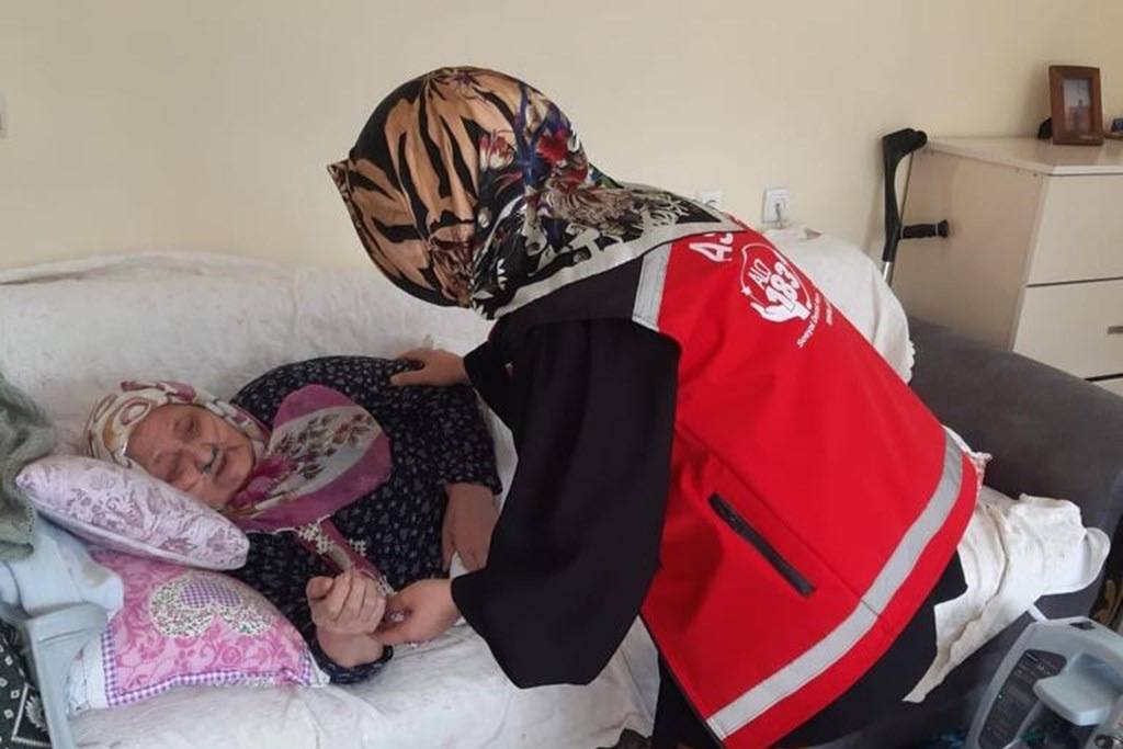 Aile ve Sosyal Hizmetler Bakanımız Mahinur Özdemir Göktaş, bakıma ihtiyacı olan tam bağımlı vatandaşlar ve ailelerine ekonomik destek sağlamak amacıyla bu ay toplam 2,8 milyar milyar TL Evde Bakım Yardımı’nı hesaplara yatırmaya başladıklarını açıkladı Bakan Mahinur Özdemir Göktaş, en önemli aile odaklı bakım hizmet modellerinden biri olan Evde Bakım Yardımı’nın 2006 yılında engelli bireylerin öncelikle aile yanında desteklenmeleri düşüncesiyle başlatıldığını hatırlattı. Göktaş, Evde Bakım Yardımı ile bakıma ihtiyaç duyan tam bağımlı yakınlarının bakımını üstlenen aile üyelerinin desteklenerek aile bütünlüğünün korunduğunu belirtti. Evde Bakım Yardımı kapsamında hak sahibi başına aylık 5.097 TL ödeme yapıldığını ifade eden Bakan Göktaş, şunları kaydetti: “Bakıma ihtiyacı olan tam bağımlı vatandaşlar ve aileleri için bu ay toplam 2,8 milyar TL Evde Bakım Yardımı’nı hesaplara yatırmaya başladık. Hali hazırda 562 bin vatandaşımız Evde Bakım Yardımı’ndan yararlanıyor. Türkiye Yüzyılı Vizyonumuz çerçevesinde bakanlık olarak engellilik alanındaki hak temelli sosyal yardımların şeffaf bir anlayışla sürdürülebilir olmasını çok önemsiyoruz. Bu kapsamda hiç kimseyi geride bırakmayan toplum vizyonumuz çerçevesinde geliştirdiğimiz bütüncül ve adil sosyal hizmet modelleri ile toplumun her bir ferdine ulaşmayı sürdüreceğiz. Ödemelerin tüm engelli vatandaşlarımıza ve ailelerine hayırlı olmasını diliyorum.”