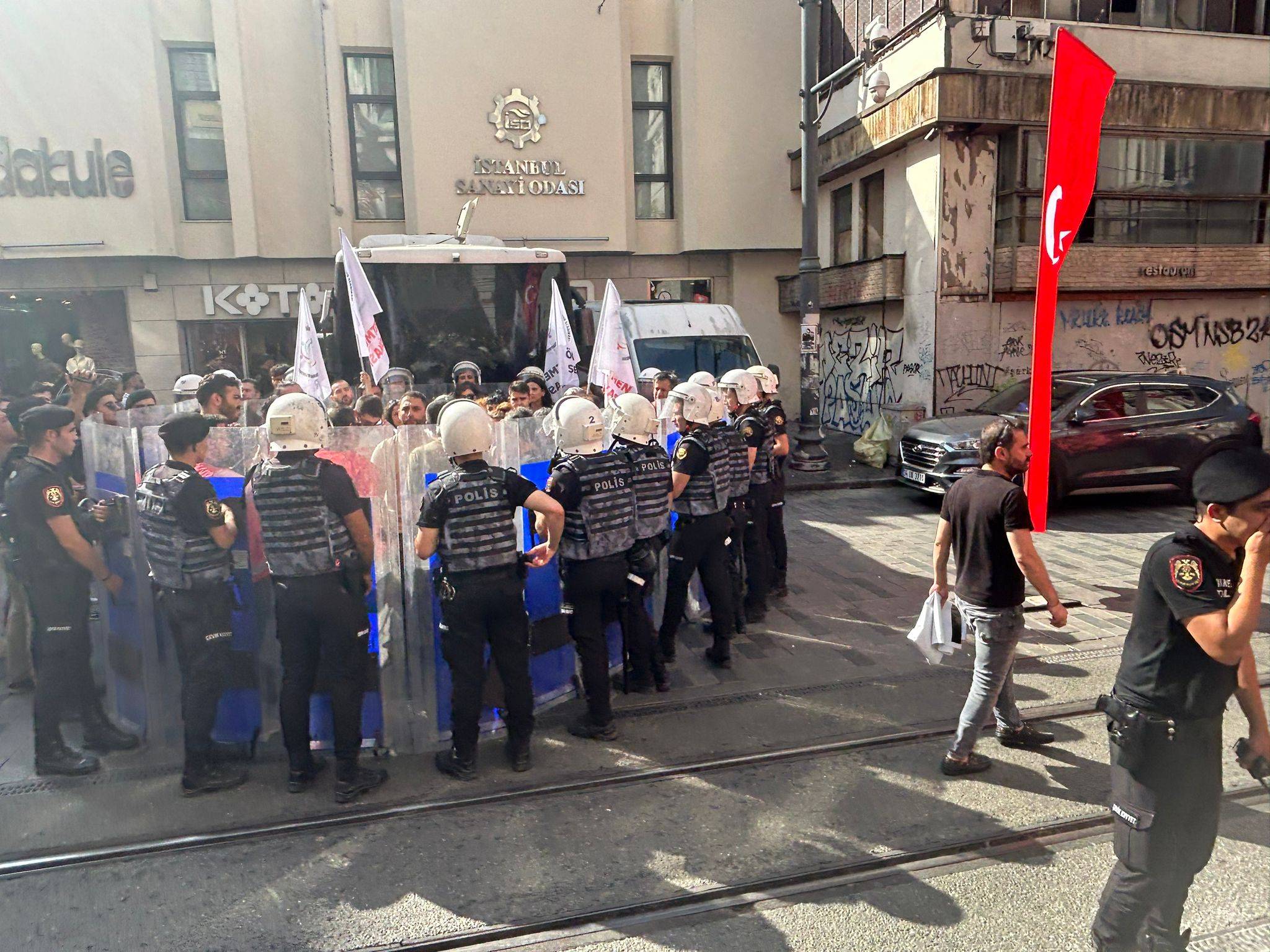 Maaş Hakkı Arayan Öğretmenler Gözaltına Alındı