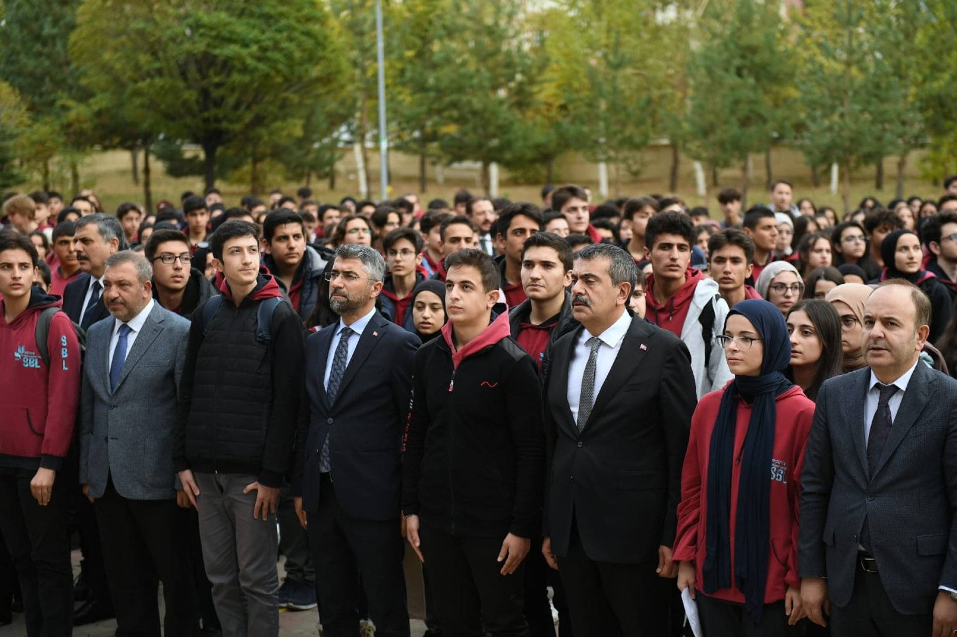 İsrail'in Gazze'ye yönelik saldırılarında hayatını kaybedenler, özellikle çocuklar için Türkiye genelindeki okullarda bir dakikalık saygı duruşlarıyla anıldı.