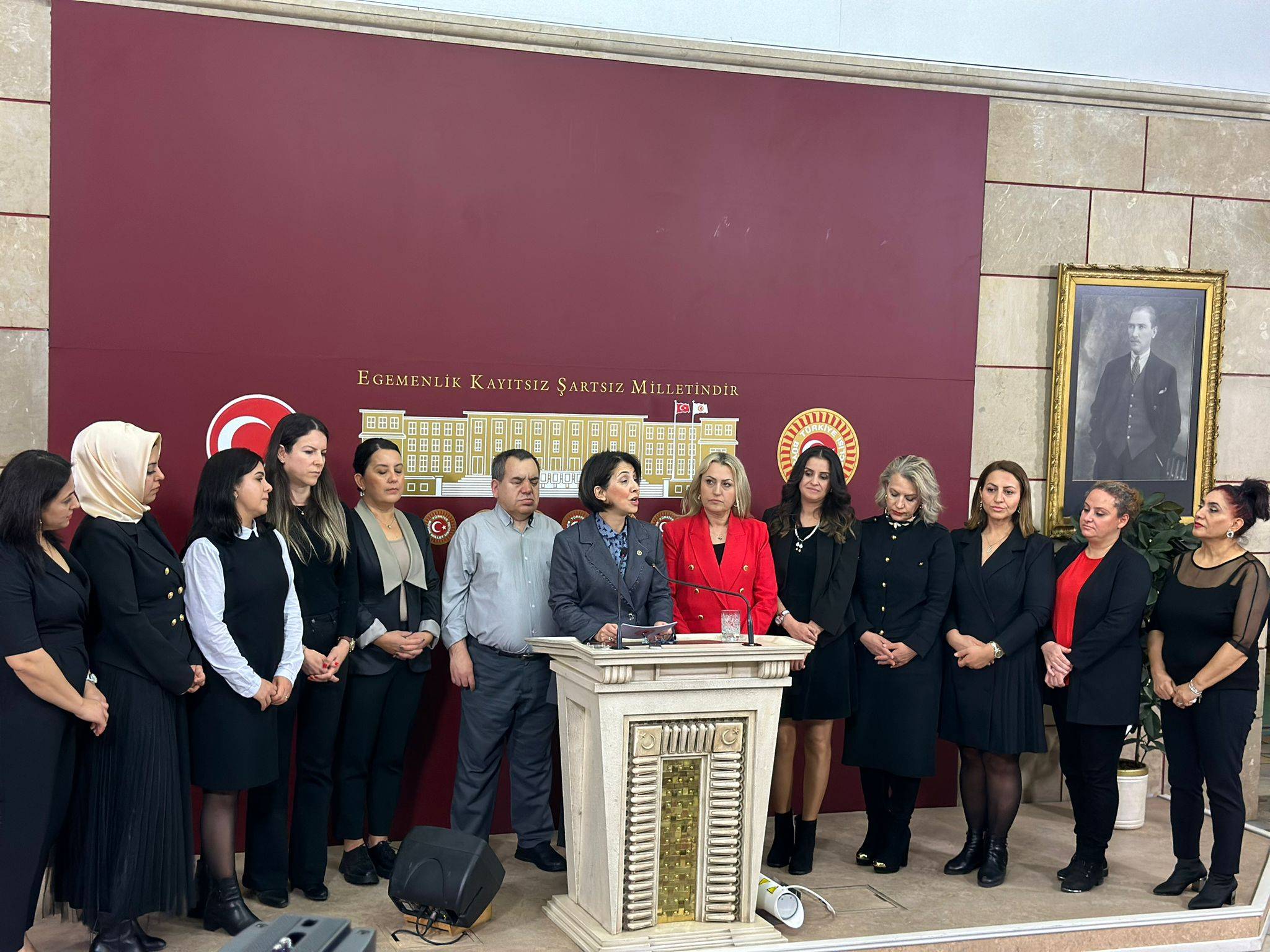 Özel Eğitim Öğretmenleri Türkiye'de çok zor koşullarda çalışıyor. CHP'li Vekil Dr. Aylin Yaman, özel eğitim öğretmenlerin ve gölge öğretmenlerin desteklenmesi gerektiğini söyledi. 