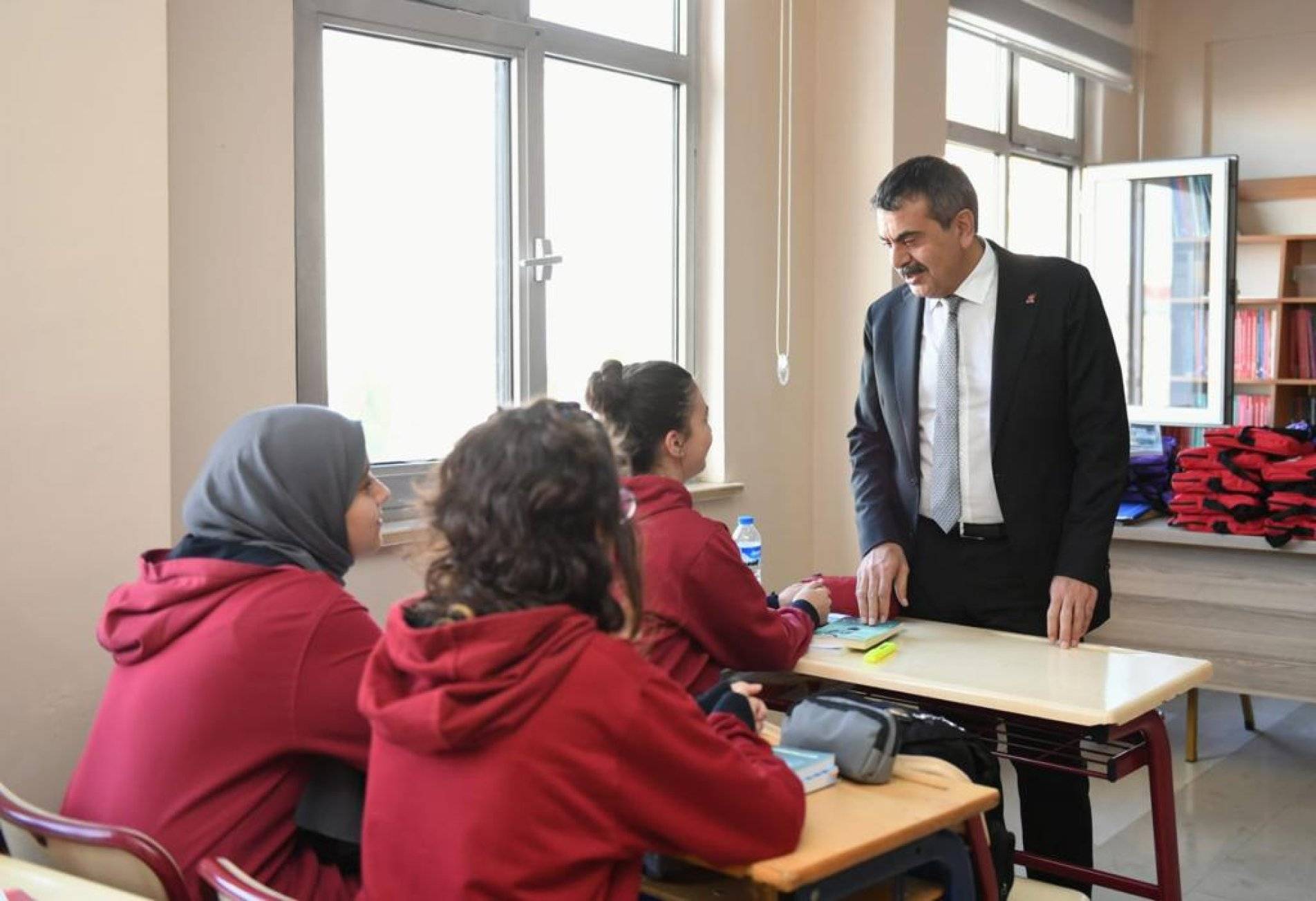 İsrail'in Gazze'ye yönelik saldırılarında hayatını kaybedenler, özellikle çocuklar için Türkiye genelindeki okullarda bir dakikalık saygı duruşlarıyla anıldı.